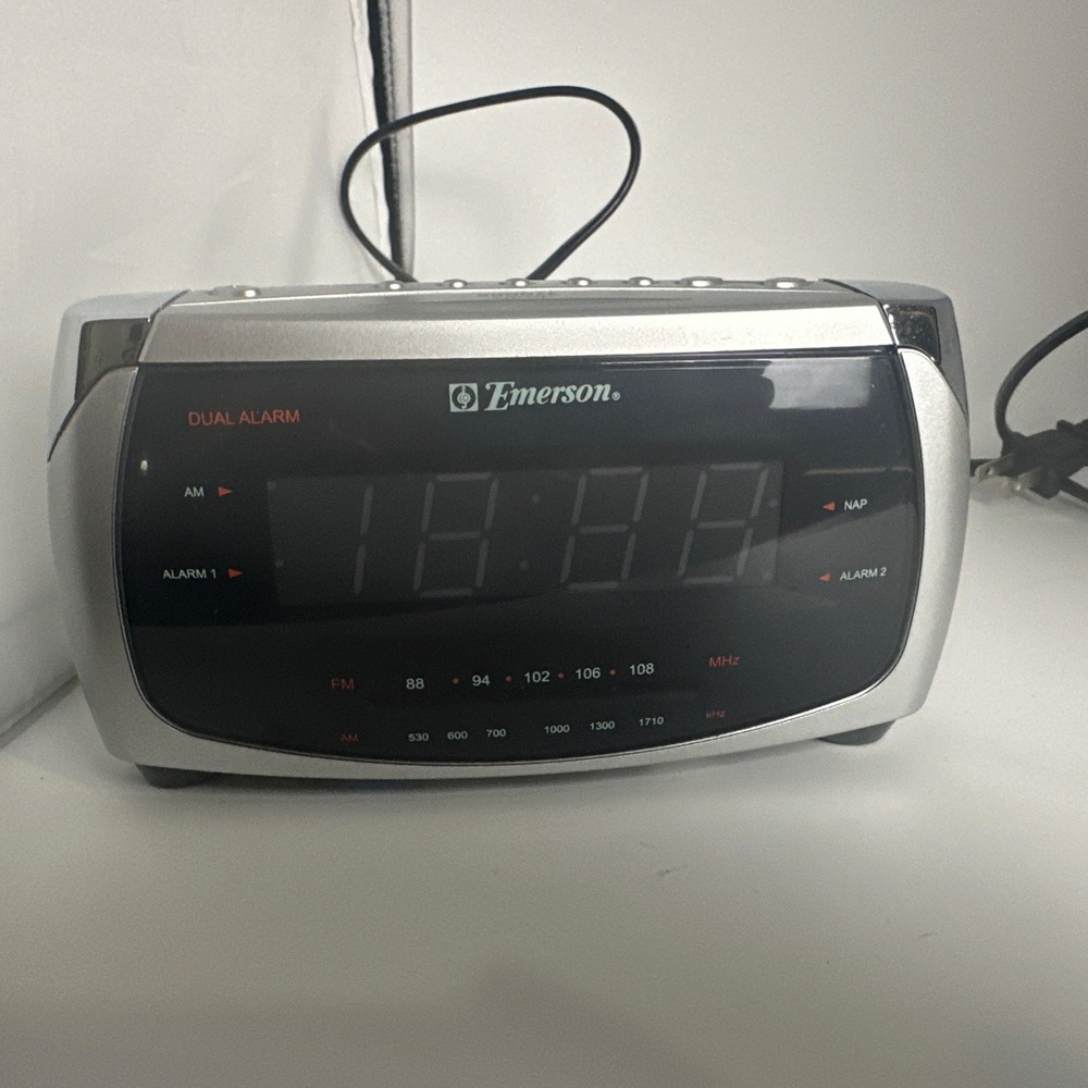 Emerson Model CK5250 Dual Alarm Clock AM / FM Radio Tuner Working.